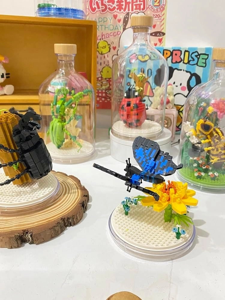 Mantis Miniature Insect Friends Building Set Creative Party Favors and Gifts for Nature Lovers - Office and Home Decor Mini Bugs Building Blocks Gift for Boys and Girls