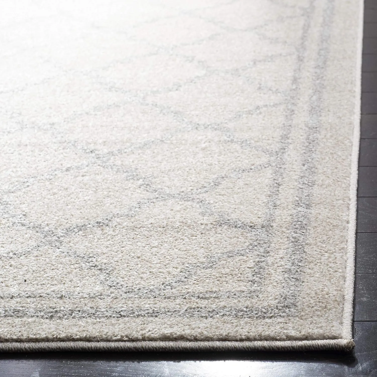 SAFAVIEH Amherst Collection Area Rug - 8' x 10', Beige & Light Grey, Moroccan Trellis Design, Non-Shedding & Easy Care, Ideal for High Traffic Areas in Living Room, Bedroom (AMT422E)