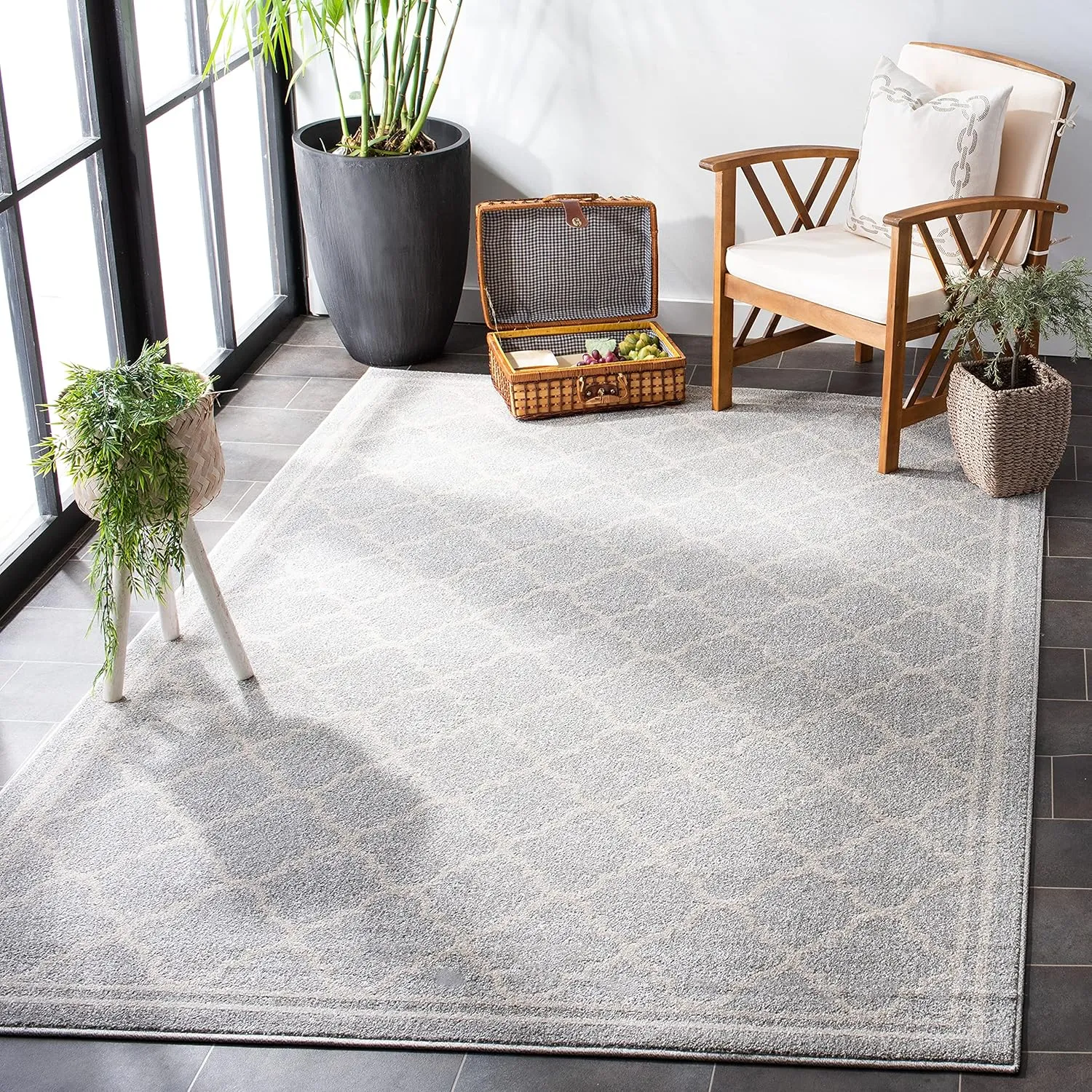 SAFAVIEH Amherst Collection Area Rug - 8' x 10', Light Grey & Beige, Moroccan Trellis Design, Non-Shedding & Easy Care, Ideal for High Traffic Areas in Living Room, Bedroom (AMT422B)