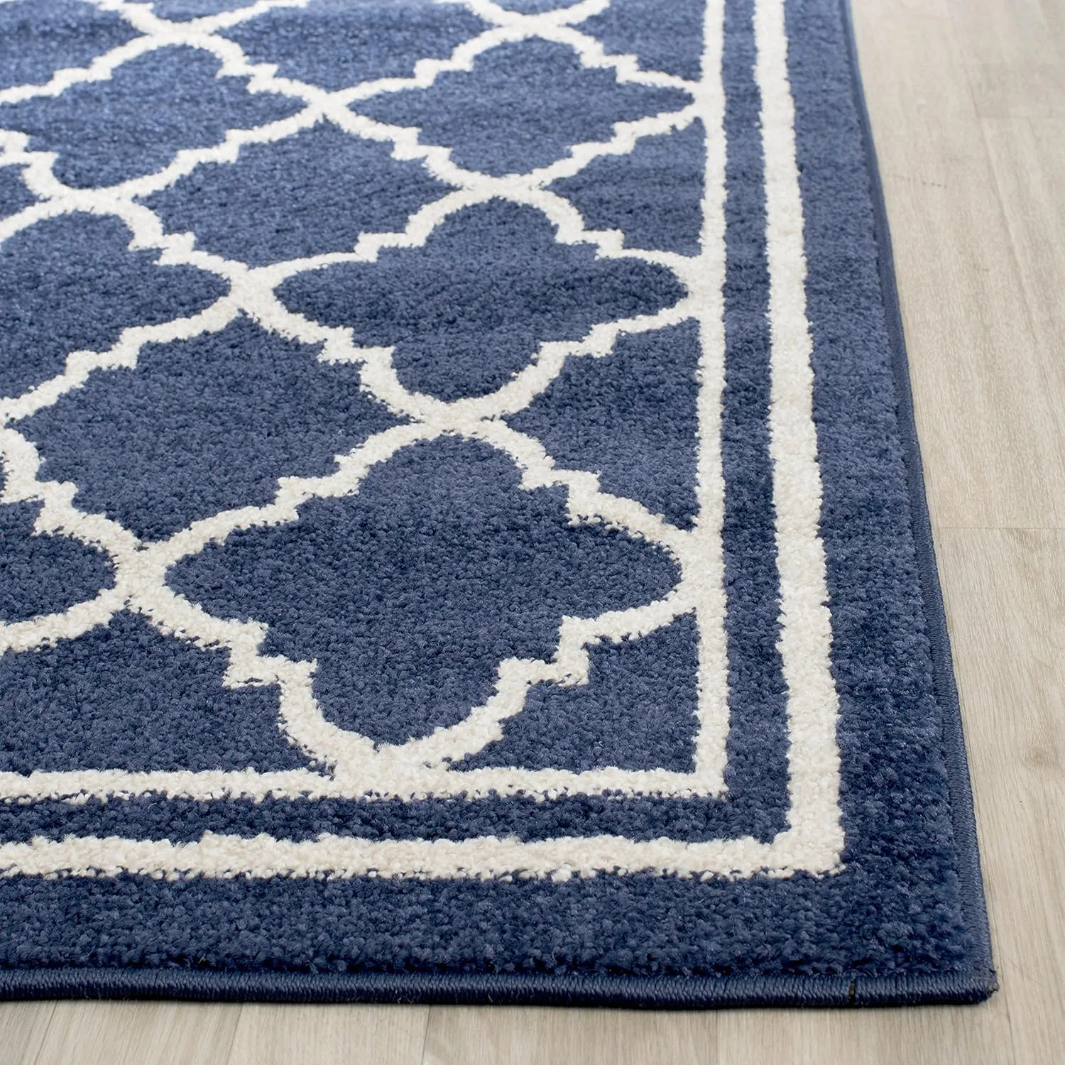 SAFAVIEH Amherst Collection Area Rug - 8' x 10', Navy & Beige, Moroccan Trellis Design, Non-Shedding & Easy Care, Ideal for High Traffic Areas in Living Room, Bedroom (AMT422P)