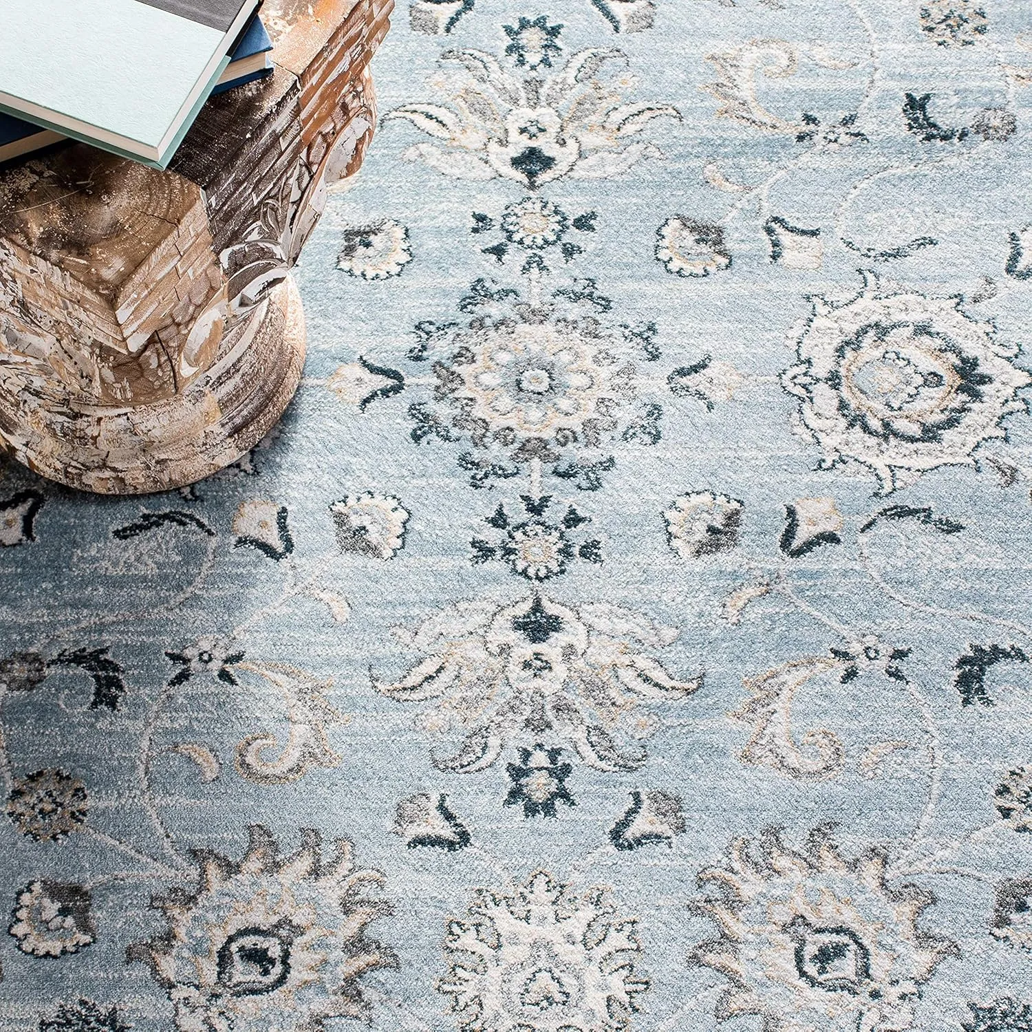 SAFAVIEH Isabella Collection Area Rug - 9' x 12', Light Blue & Cream, Oriental Design, Non-Shedding & Easy Care, Ideal for High Traffic Areas in Living Room, Bedroom (ISA940M)