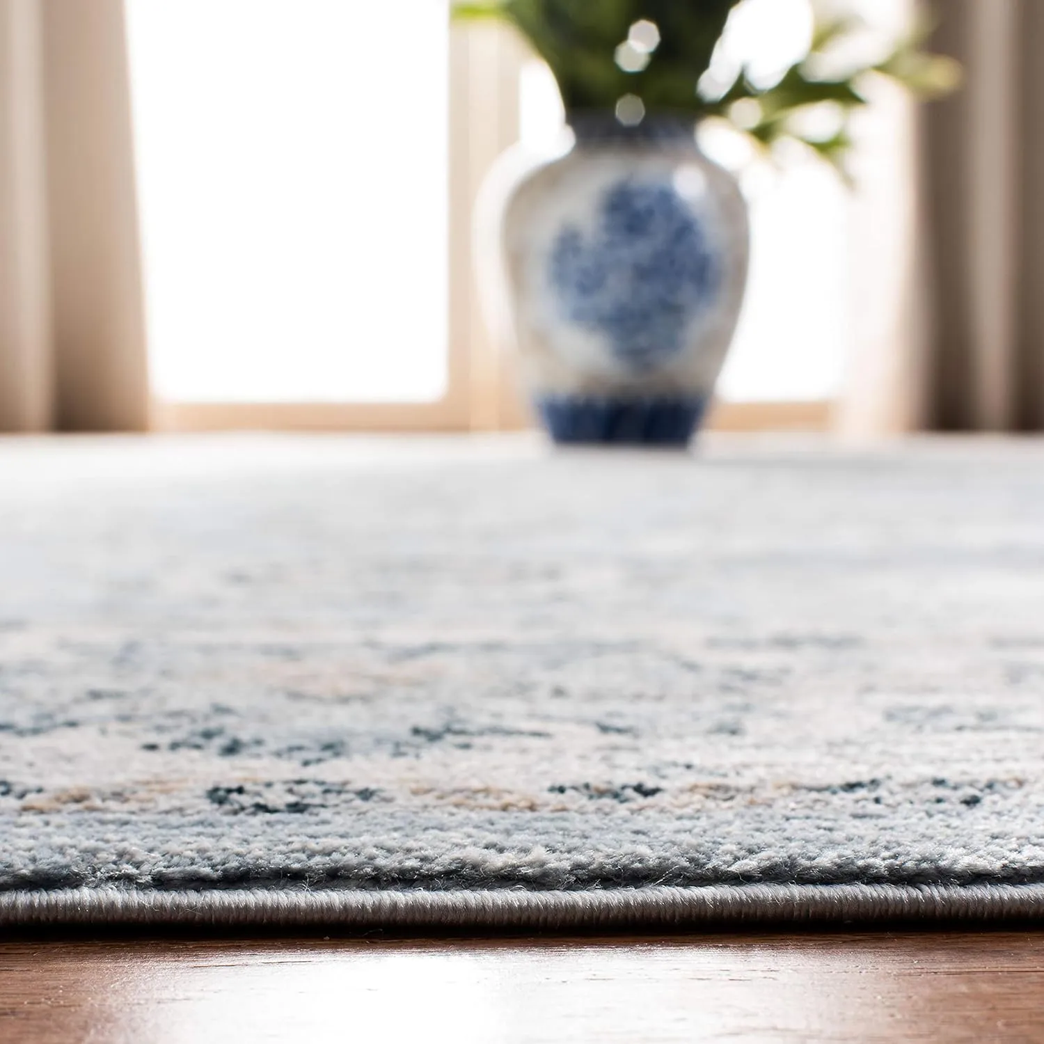 SAFAVIEH Isabella Collection Area Rug - 9' x 12', Light Blue & Cream, Oriental Design, Non-Shedding & Easy Care, Ideal for High Traffic Areas in Living Room, Bedroom (ISA940M)