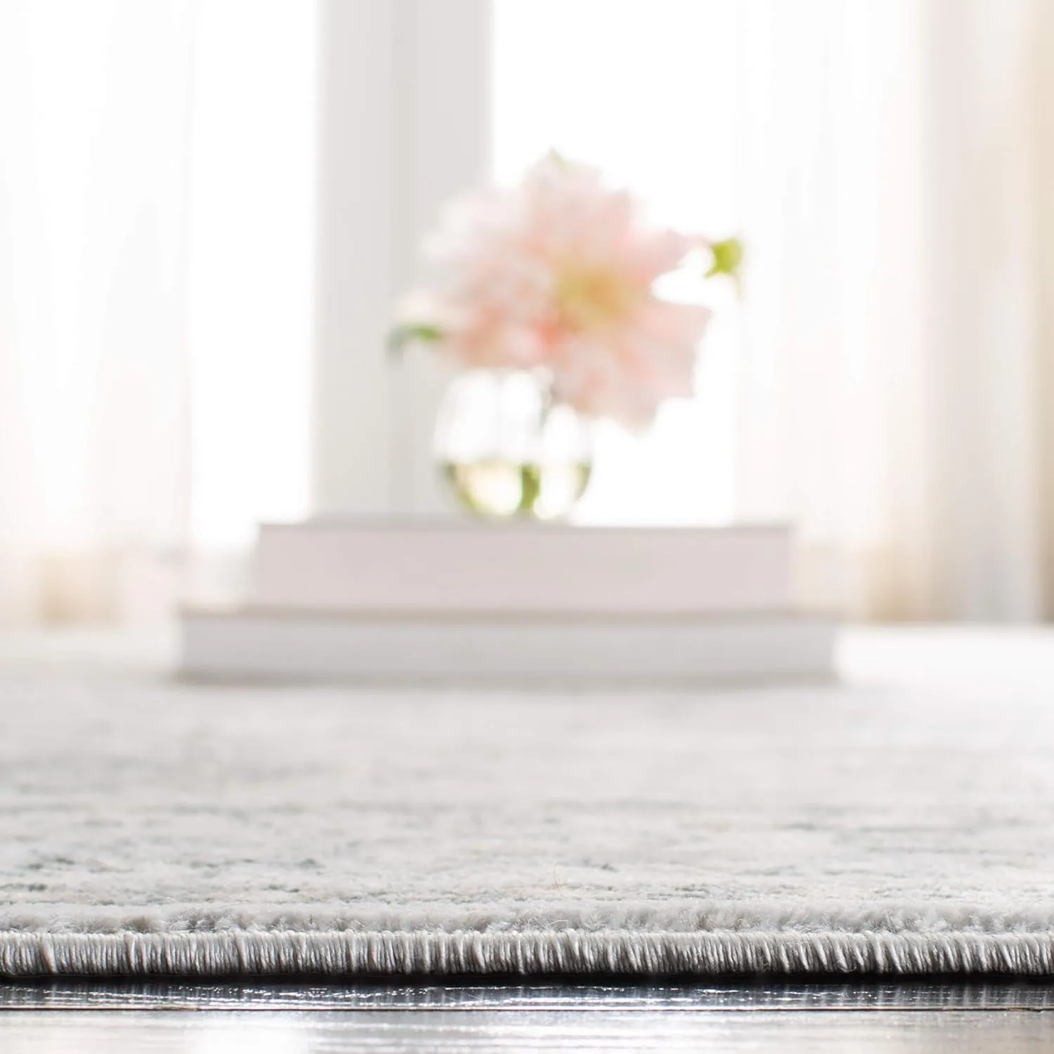 SAFAVIEH Isabella Collection Area Rug - 9' x 12', Light Grey & Cream, Oriental Design, Non-Shedding & Easy Care, Ideal for High Traffic Areas in Living Room, Bedroom (ISA940G)