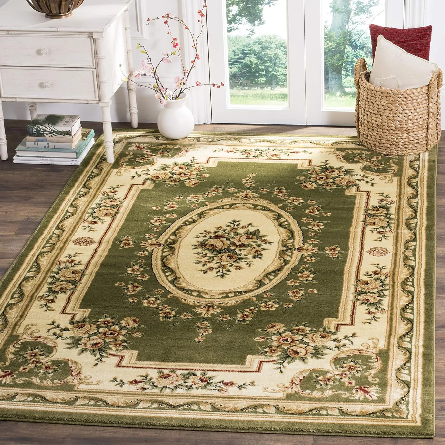 SAFAVIEH Lyndhurst Collection Area Rug - 5'3" x 7'6", Sage & Ivory, Traditional European Medallion Design, Non-Shedding & Easy Care, Ideal for High Traffic Areas in Living Room, Bedroom (LNH218B)