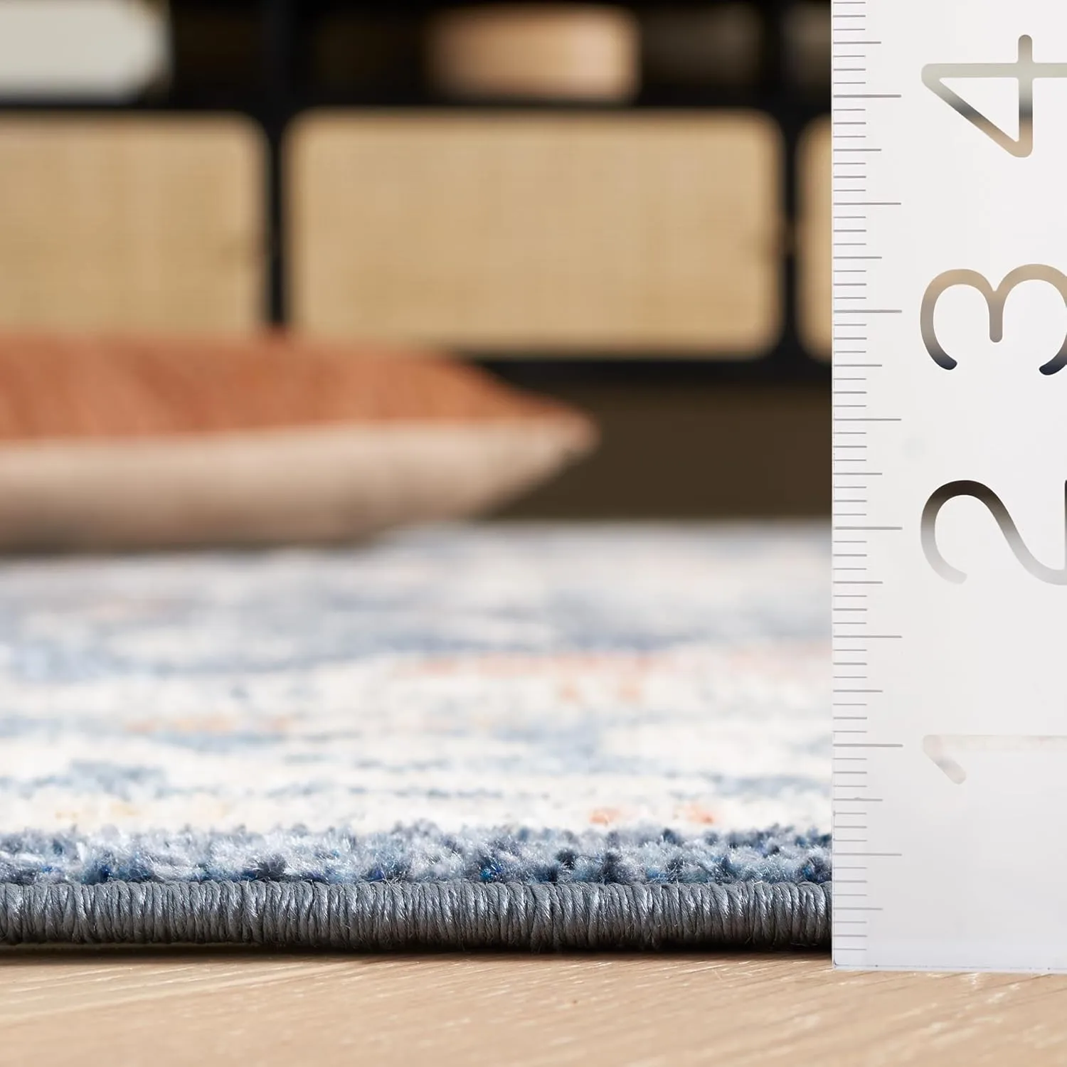 Safavieh Washable Rug Blair Collection- 6'7" Round, Navy & Blue, Easy Cleaning, Ideal for in Living Room, Bedroom, Home Office, Foyer, Dining Space (BLR246N)