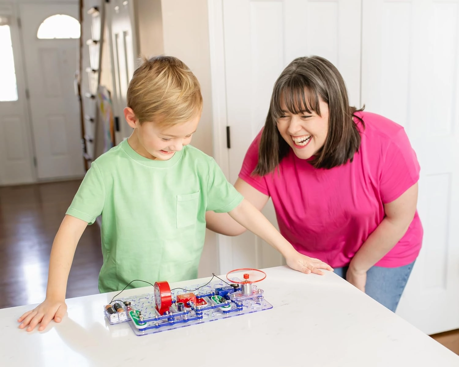 Snap Circuits Extreme SC-750 Electronics Exploration Kit - Over 750 Projects, Full Color Manual, 80  Parts for STEM Education, Kids 8 
